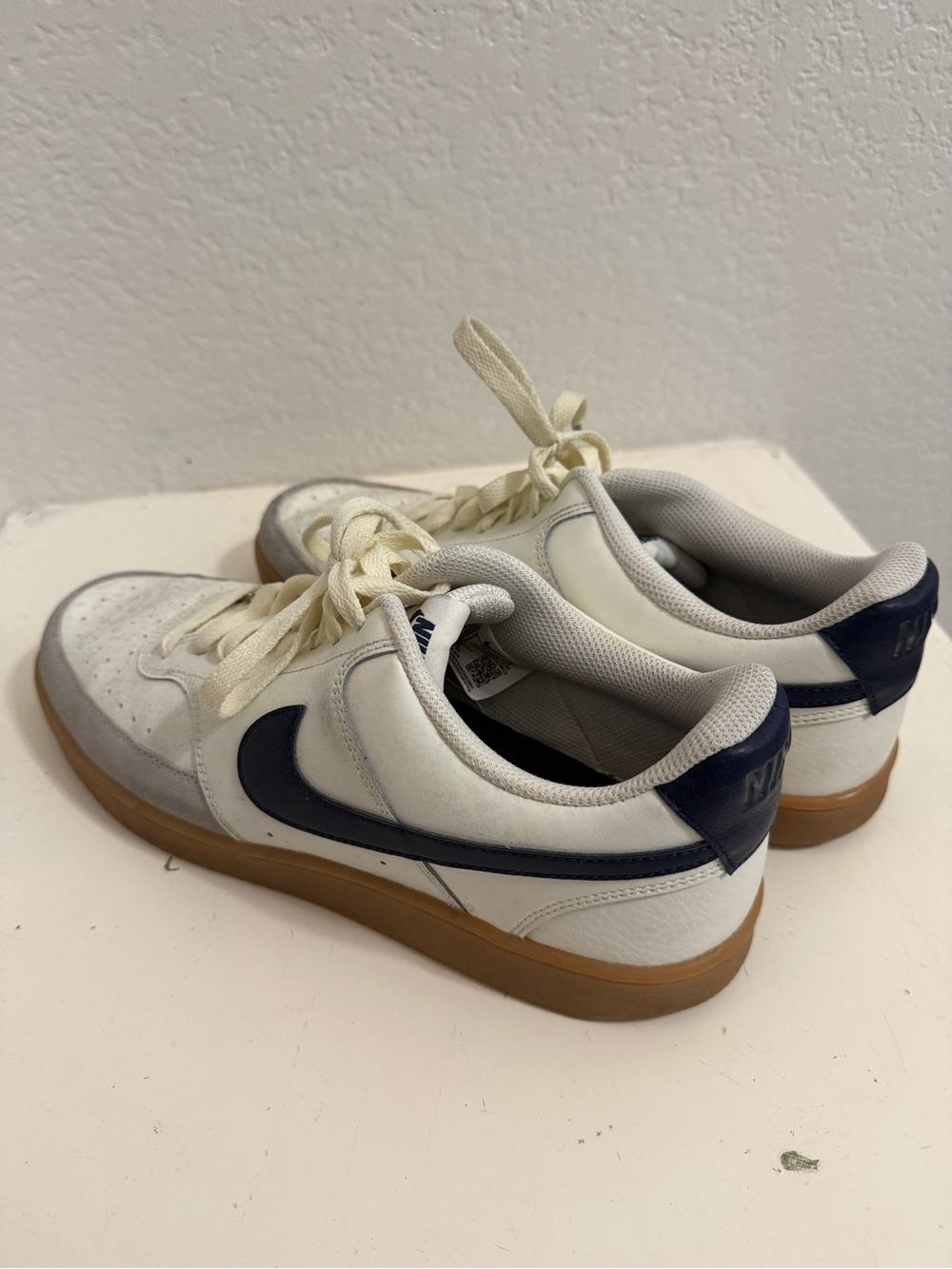 Nike Men’s White, Navy & Gum Low-Top Sneakers